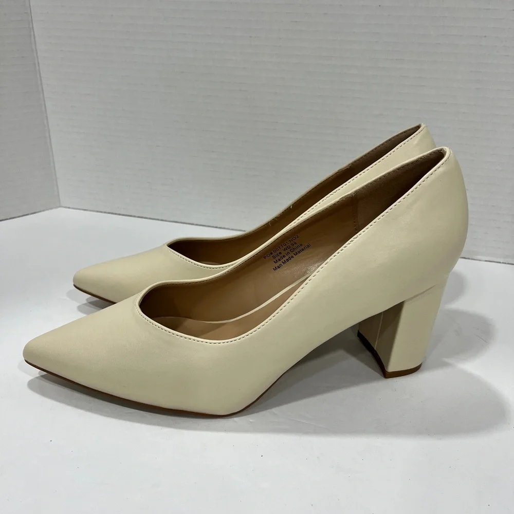 Journee Collection Womens Simonne Pointed Toe Block Heel Pumps.‎ Size: 9.5WD